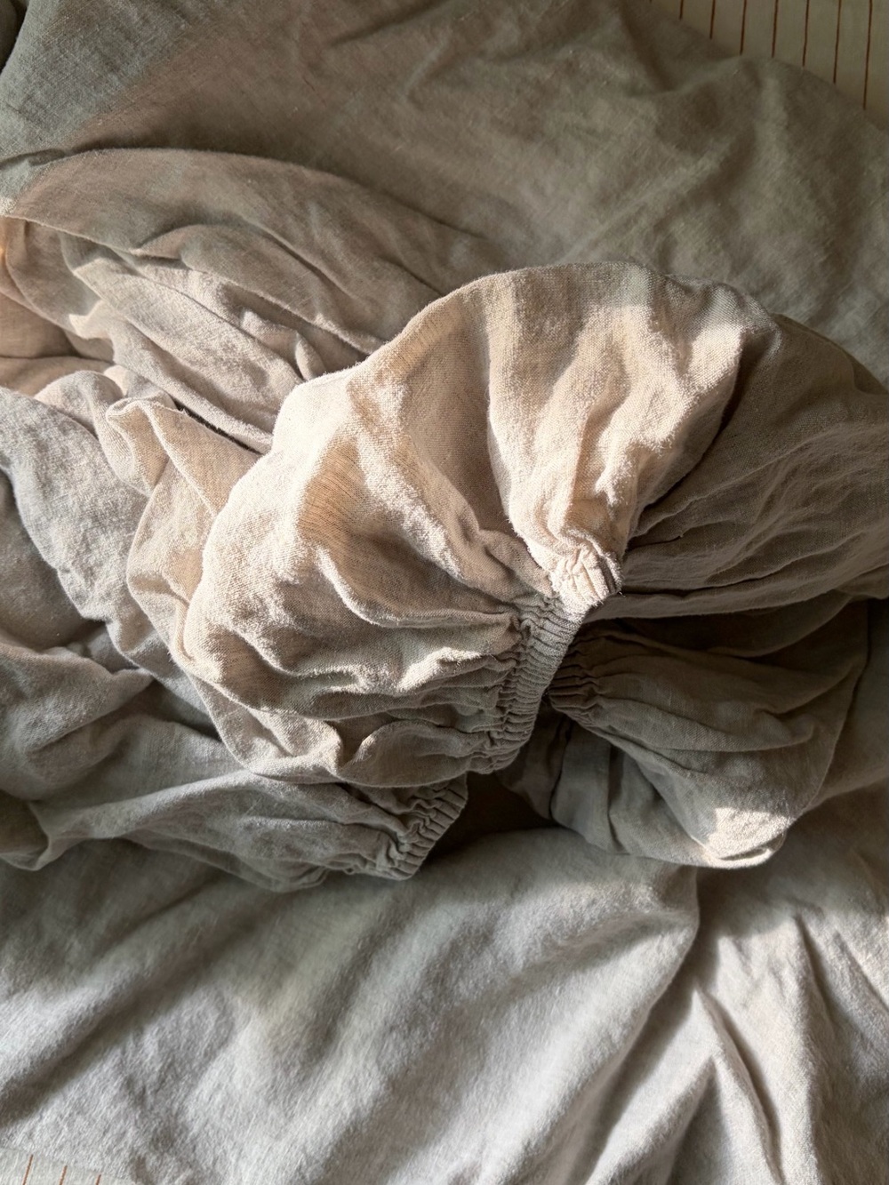 Linen Fitted Sheet in Stone - Soft Neutral Bedding - Picture 4 of 5